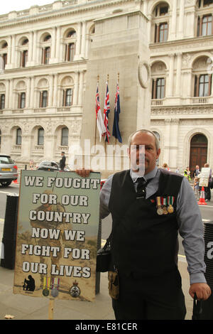 London, UK. 27. Sep, 2014.  Julian Pope, der mit der 14./20. König Husaren auf den Golf-Krieg diente, für 5 Monate hält ein Plakat an der Golfkriegs-Syndrom demo an Whitehall Julian aus mehreren Beschwerden nach einer Concottion von ungetestete Impfstoffe Mailman vor dem Krieg leiden... Bildnachweis: David Mbiyu/Alamy Live-Nachrichten Stockfoto