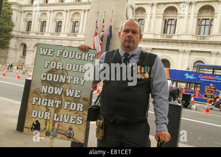 London, UK. 27. Sep, 2014.  Julian Pope, der mit der 14./20. König Husaren auf den Golf-Krieg diente, für 5 Monate hält ein Plakat an der Golfkriegs-Syndrom demo an Whitehall Julian aus mehreren Beschwerden nach einer Concottion von ungetestete Impfstoffe Mailman vor dem Krieg leiden... Bildnachweis: David Mbiyu/Alamy Live-Nachrichten Stockfoto