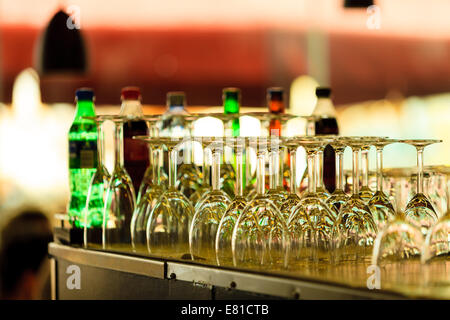 Leere Gläser für Wein in Zeile auf einem rack Stockfoto