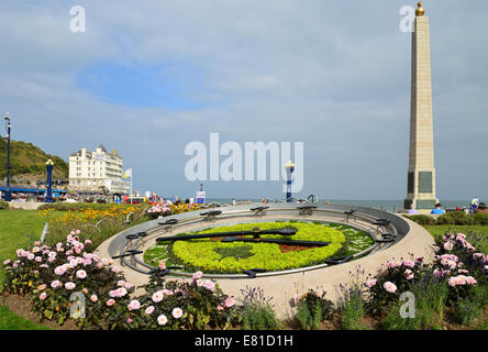 Blumenuhr am Strand von Llandudno, Conwy County Borough (Bwrdeistref Sirol Conwy), Wales, Vereinigtes Königreich Stockfoto