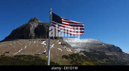 Flagge am Logan Pass Visitor Center im Glacier National Park. Stockfoto