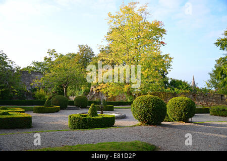 Mittelalterlichen Innenhof, Ruthin Castle (Hotel & Spa), Ruthin (Rhuthun), Denbighshire (Sir Ddinbych), Wales, Vereinigtes Königreich Stockfoto