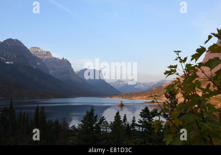 Sonnenaufgang mit Wild Goose Island und St. Mary Lake im Glacier National Park, Montana. Stockfoto