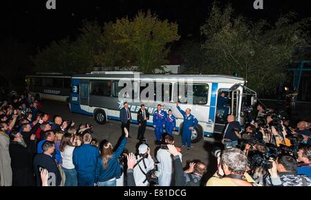 Internationale Raumstation ISS-Expedition 41 Besatzungsmitglieder, Alexander Samokutyaev von der russischen Federal Space Agency, links, Elena Serova, Zentrum und Astronaut Barry Wilmore der NASA, Welle Abschied an Freunde und Familie sie beim Verlassen der Kosmonaut Hotel Anzug-up für ihre Sojus starten zur internationalen Raumstation ISS 25. September 2014 in Baikonur, Kasachstan. Samokutyaev, Serova und Wilmore verbringen die nächsten fünfeinhalb Monate Leben und arbeiten an Bord der ISS. Stockfoto