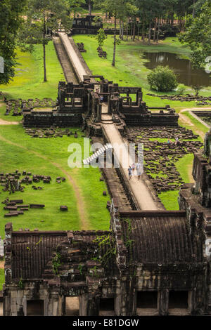 Baphuon ist ein Bestandteil der komplexen Angkor Thom und entstand in der Mitte des 11. Jahrhunderts, der Hindu Gott Shiva geweiht. Stockfoto