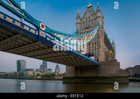 Blick auf den financial District unter der Überspannung der Tower Bridge, London, England Stockfoto