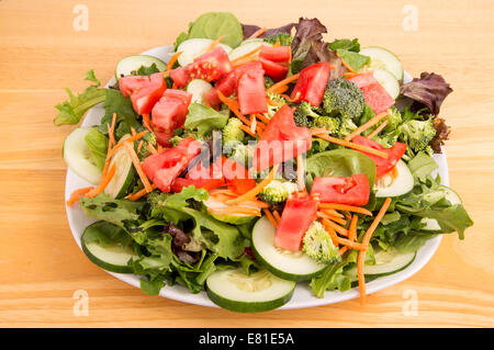 Frischer Salat aus grünen Feld, Gurken, Karotten und Tomaten sehen Stockfoto