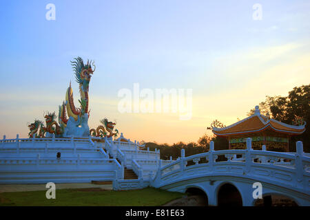Goldene Chinesische Drachenstatue auf schönen Himmelshintergrund Stockfoto