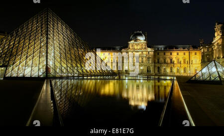 Nacht-Blick auf den Louvre-Pyramiden und Napoleon Hof im Louvre Palast; Paris, Frankreich Stockfoto