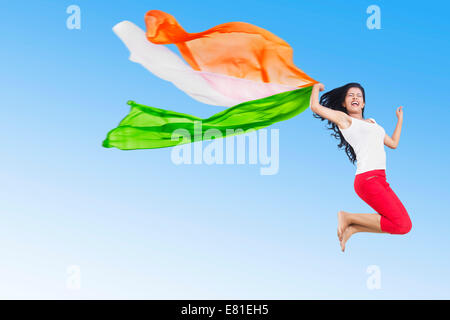 indische patriotischen Mädchen springen Park Spaß Dupatta Stockfoto