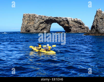 Kajakfahrer in der Nähe von Arch Rock in Channel Islands Nationalpark Stockfoto