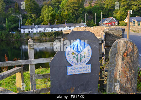 Schild am Eingang zum Snowdonia National Park bei der Machynlleth-Brücke, Gwynedd, Wales (Cymru), Großbritannien Stockfoto