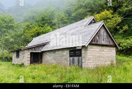 Kalifornien, Redwood National Park, dem zweiten Weltkrieg Frühwarnradar Bahnhofsanlage getarnt als Wirtschaftsgebäude Stockfoto