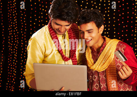 indische Freunde Diwali Festival Shopping mit laptop Stockfoto