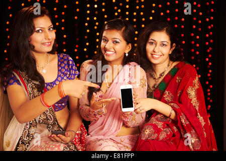 indische Freunde Diwali Festival zeigt Telefon Stockfoto