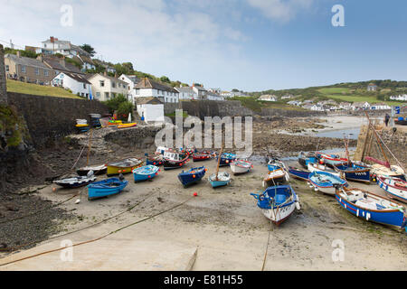 Bei Ebbe Coverack Hafen Cornwall England UK Küste Fischerdorf der Lizard Halbinsel South West England im Sommer Stockfoto