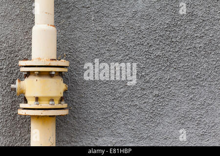 graue Wand Gas Pipe Rost Punkte Stockfoto