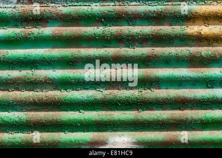 Metallzaun und grün Farb-Abplatzungen Layer Stockfoto