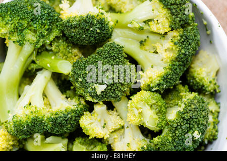 Schale mit gekocht Brokkoli (detaillierte Nahaufnahme erschossen) Stockfoto