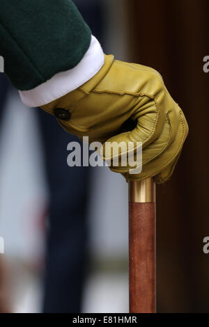 Behandschuhten Hand des Mannes hält einen Stock in der Jane Austen-Festtag im Bad, 13. September 2014 Stockfoto