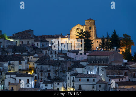 Nachtansicht der mittelalterlichen Stadt von Altomonte und S. Maria della Consolazione Kirche, Kalabrien, Italien. Stockfoto