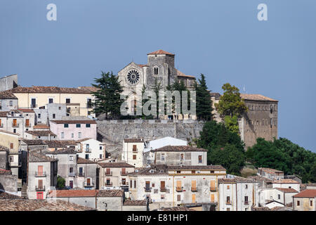 Blick auf die mittelalterliche Stadt von Altomonte und S. Maria della Consolazione Kirche, Kalabrien, Italien. Stockfoto