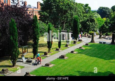 Weg durch die römischen Gärten, Chester, Cheshire, England, UK, Westeuropa. Stockfoto