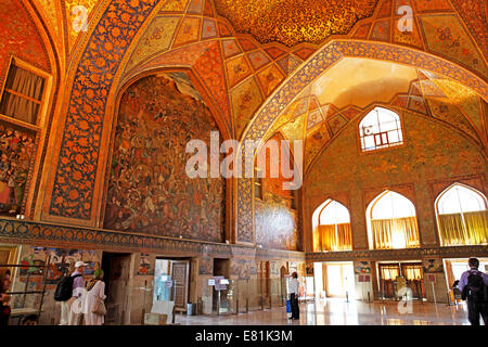 Haupthalle mit Wandmalereien, Chehel Sotun Palast, Isfahan, Provinz Isfahan, Persien, Iran Stockfoto