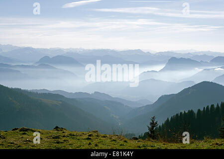 Inntal mit Pendling Berg in der Nähe von Kufstein vor den Bergen der Zillertal angesehen vom Hochries Berg Stockfoto