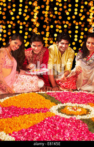 indische Freunde fest Diwali Rangoli Stockfoto
