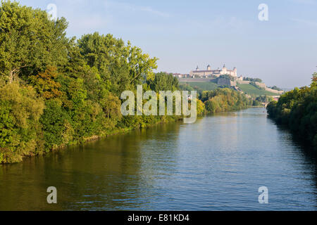 Mains, Festung Marienberg in der Ferne, Würzburg, Bayern, Deutschland Stockfoto