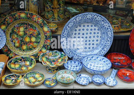 Typische bemalte sizilianische Keramik außerhalb einer Galerie in Taormina Sizilien Italien Stockfoto