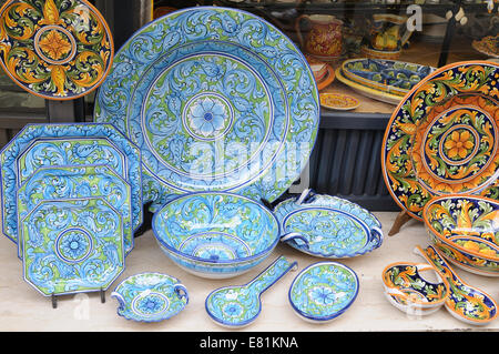 Typische bemalte sizilianische Keramik außerhalb einer Galerie in Taormina Sizilien Italien Stockfoto