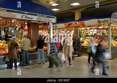 Stände mit Gemüse, Mercat Municipal de l'Olivar Markthalle, Palma, Mallorca, Balearen, Spanien Stockfoto