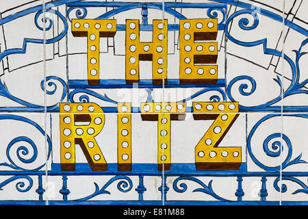 Der Name Ritz gemalt auf Fliesen in London Stockfoto