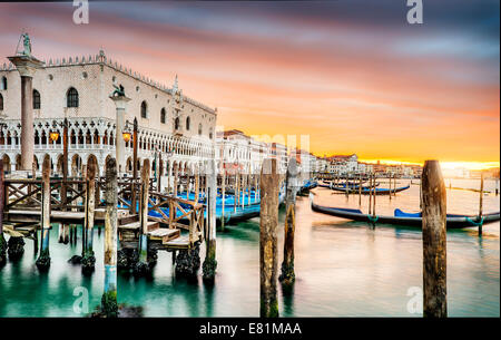 Gondeln festgemacht vom San Marco Platz mit San Giorgio di Maggiore Kirche im Hintergrund - Venedig, Venezia, Italien, Europa Stockfoto