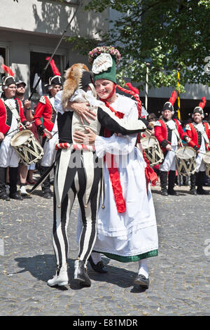 Bauer, tanzen mit einem Narren, Fischerstechen oder Wasser Turnier Festival, Ulm, Baden-Württemberg, Deutschland Stockfoto