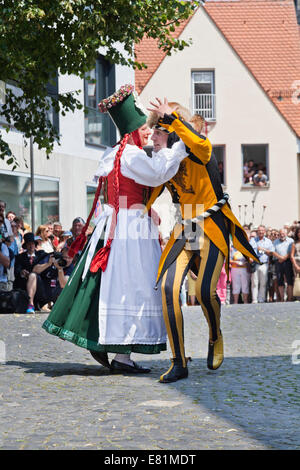 Bauer, tanzen mit einem Narren, Fischerstechen oder Wasser Turnier Festival, Ulm, Baden-Württemberg, Deutschland Stockfoto