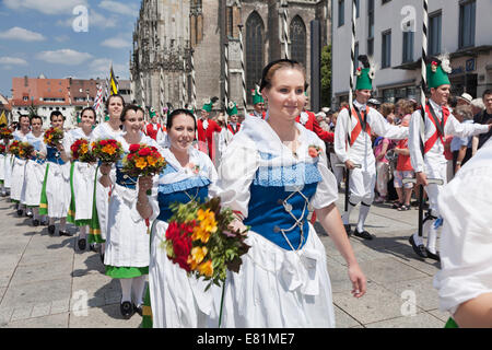 Faire Jungfrauen während einer Parade auf dem Münsterplatz quadratisch, Fischerstechen oder Wasser Turnier Festival, Ulm, Baden-Württemberg Stockfoto