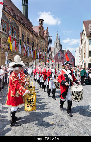 Parade auf dem Marktplatz Platz vor dem Rathaus und Ulmer Münster, Fischerstechen oder Wasser Turnier Festival, Ulm Stockfoto