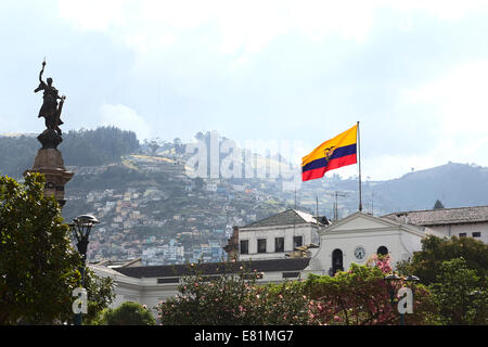 Ecuadorianische Flagge auf dem Gipfel Carondelet Palast (Präsidentenpalast) am Plaza Grande in Quito, Ecuador Stockfoto