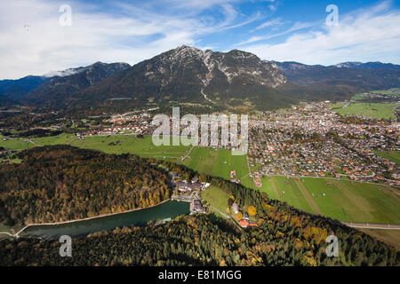 Luftaufnahme, See Riessersee, Garmisch-Partenkirchen, Mt Kramerspitz oder Mt Kramer, Wettersteingebirge, Loisachtal Tal Stockfoto
