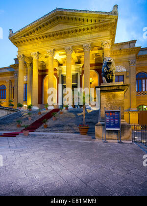 Teatro Massimo in Dämmerung, Piazza Verdi, Altstadt, Palermo, Sizilien, Italien Stockfoto