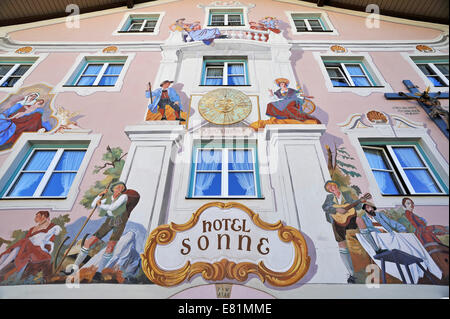 Lüftlmalerei, traditionelle Wandbild auf Hotel Sonne, Bad Hindelang, obere Allgäu, Bayern, Deutschland Stockfoto