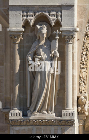 Skulptur an der Fassade der Cathédrale Notre Dame, Paris, Île-de-France, Frankreich Stockfoto