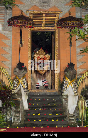 Barong Tanz bei Puri Saren Palast, Ubud, Bali, Indonesien Stockfoto
