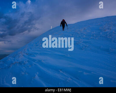 Wanderer im Schnee am Monte Catria, Apennin, Marche, Italien Stockfoto