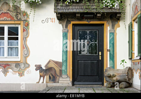 Lüftlmalerei an eine Haustür, Oberammergau, Upper Bavaria, Bavaria, Germany Stockfoto