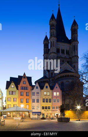 Rekonstruierten Giebel Gebäude am Fischmarkt-Platz in der Altstadt von Köln, groß St. Martin-Kirche, Köln Stockfoto