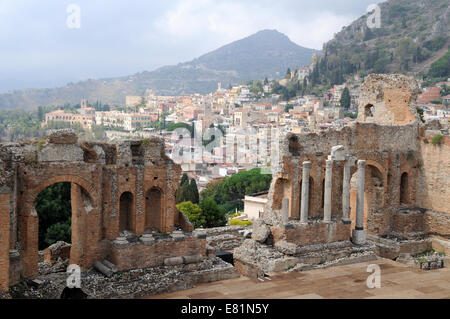 Die Wände des griechischen Theaters und der Stadt Taormina Sizilien Italien Stockfoto